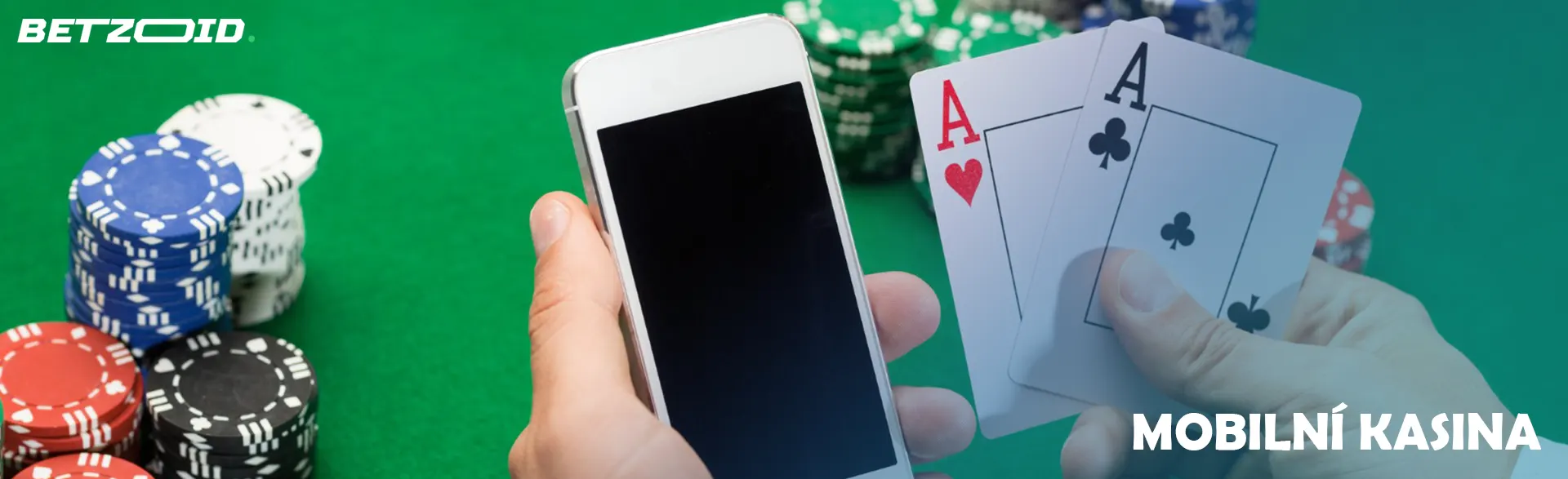 Hráč drží smartphone a karty vedle kasinových žetonů.