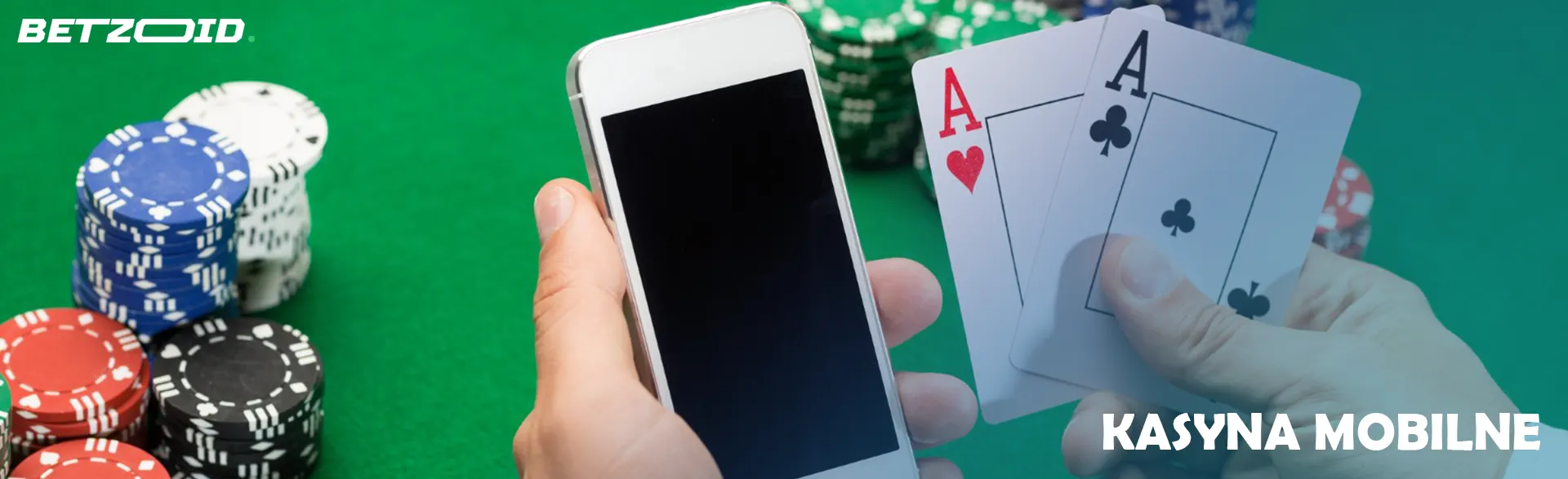 Smartfon i karty w rękach hazardzisty na tle żetonów kasynowych.