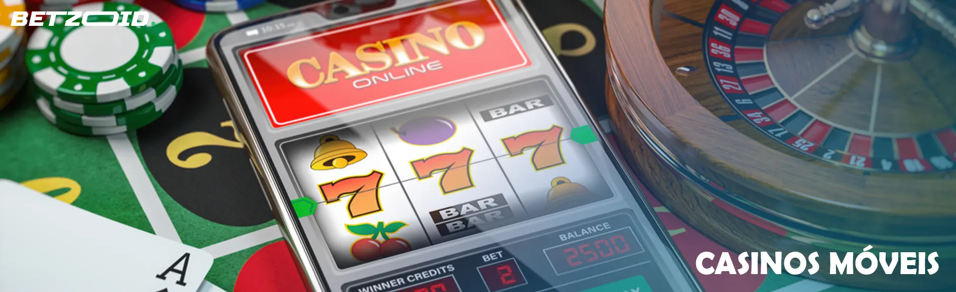 Casino online no ecrã de um smartphone ao lado de fichas, cartas e uma roda de roleta.