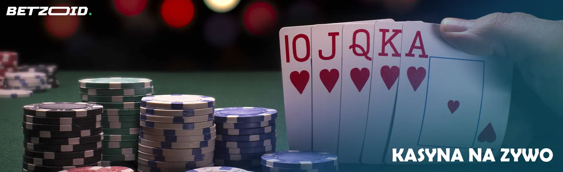 Gracz trzyma karty obok żetonów kasyna.