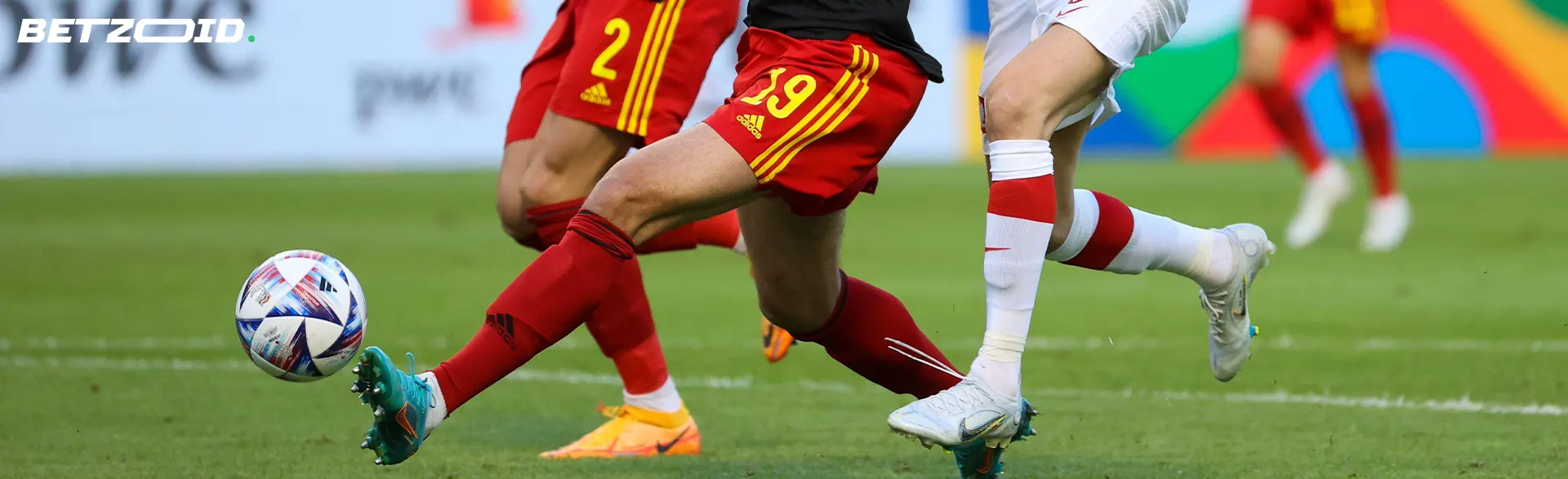 Fußballspieler kämpfen während eines Spiels um den Ball.