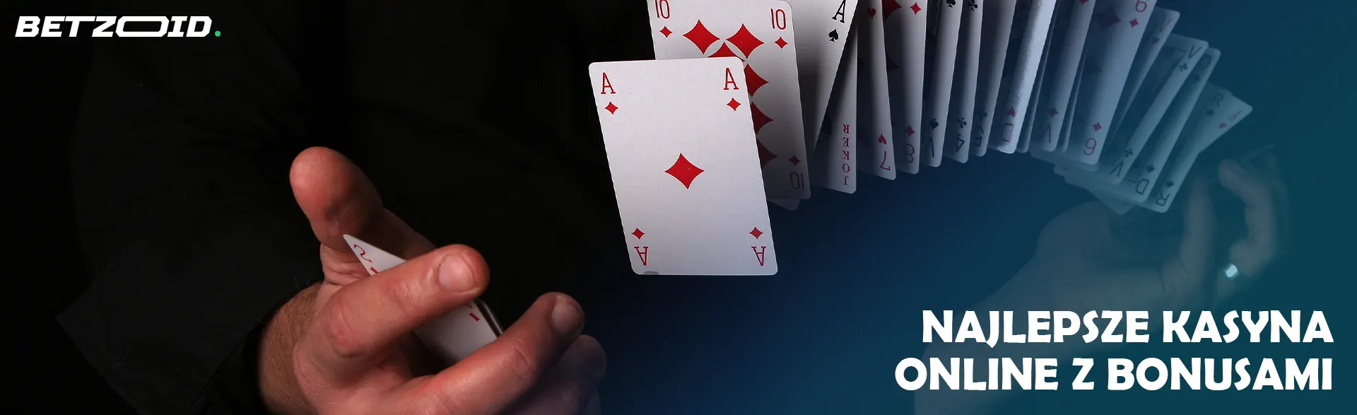 Mężczyzna tasuje w powietrzu talię kart.