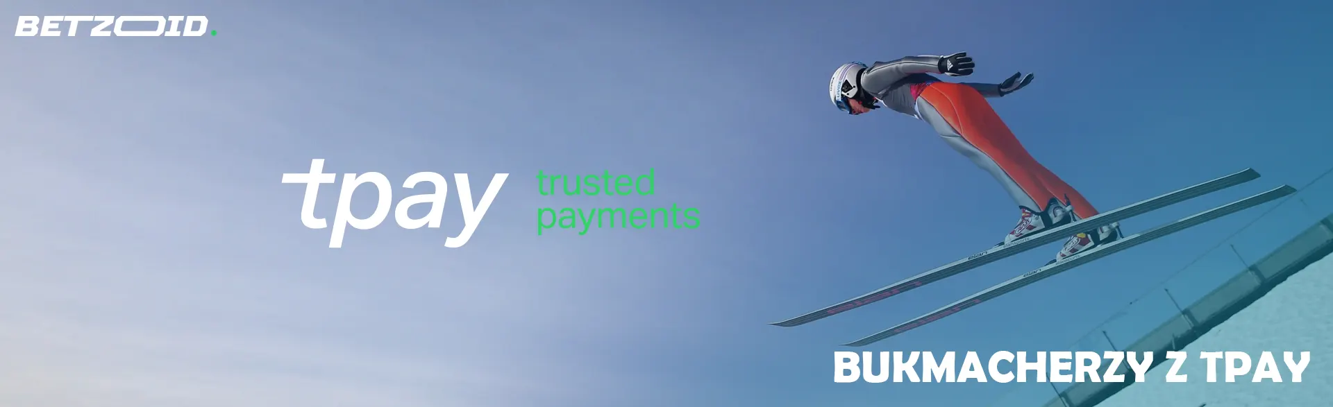 Skoczek narciarski w powietrzu i logo Tpay na tle błękitnego nieba.