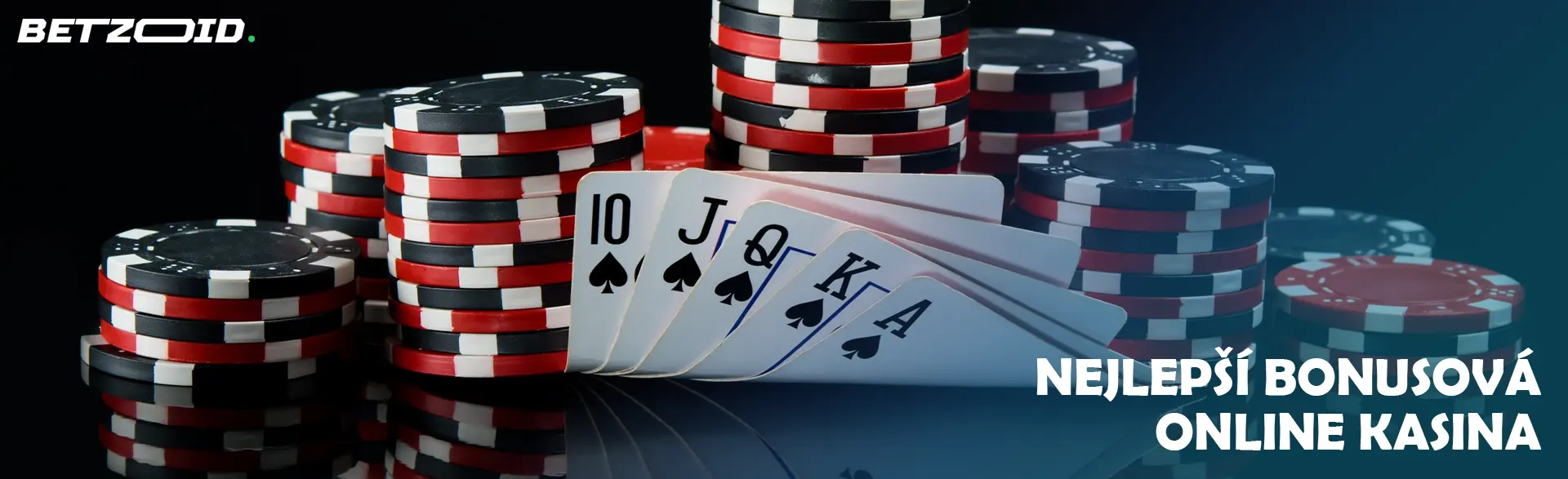 Hromady žetonů vedle kombinace karet.