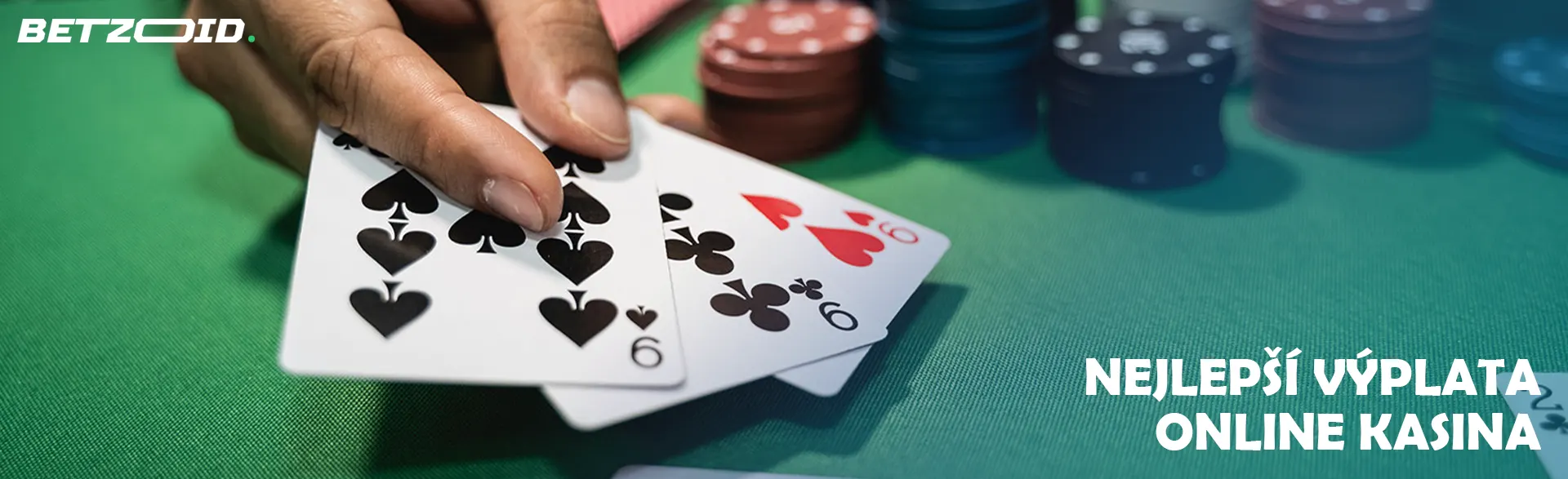 Hráč drží karty vedle žetonů kasina.