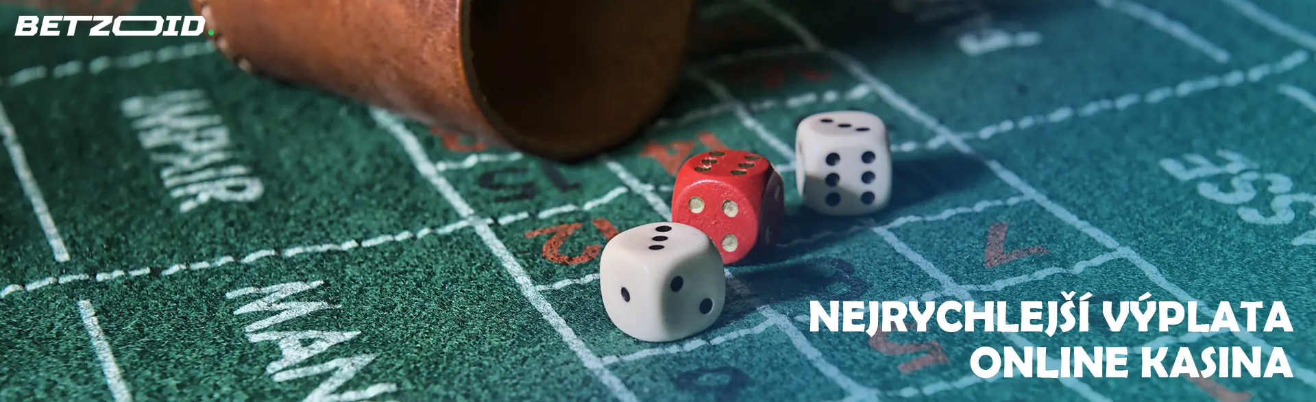 Hraní kostek vedle mísy za jejich házení.