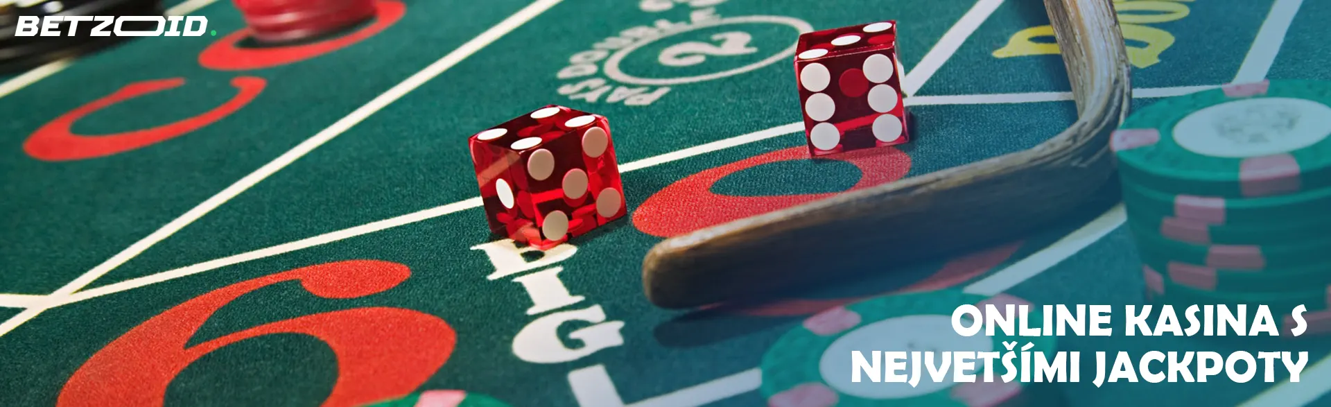 Hraní kostek a žetonů na stole kasina.