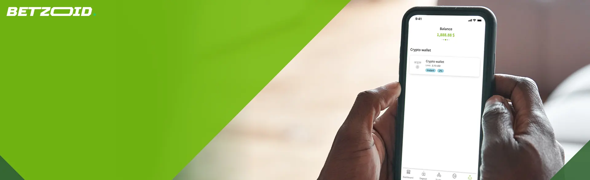 Mano sosteniendo un teléfono inteligente con la aplicación Neteller, el saldo se muestra en la pantalla.