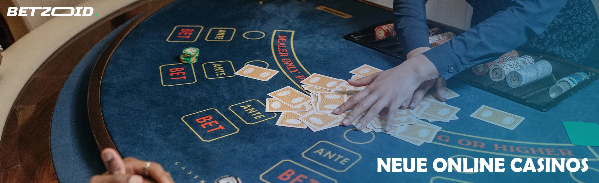 Ein Spieler hält auf einem Casinotisch Karten in seinen Händen.