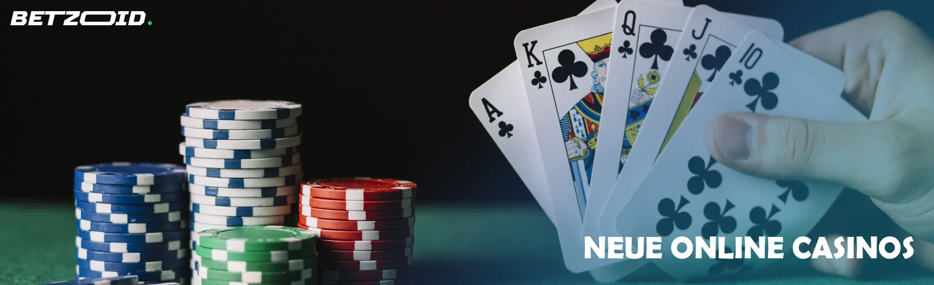 Der Spieler hält die Karten neben die Casino-Chips.