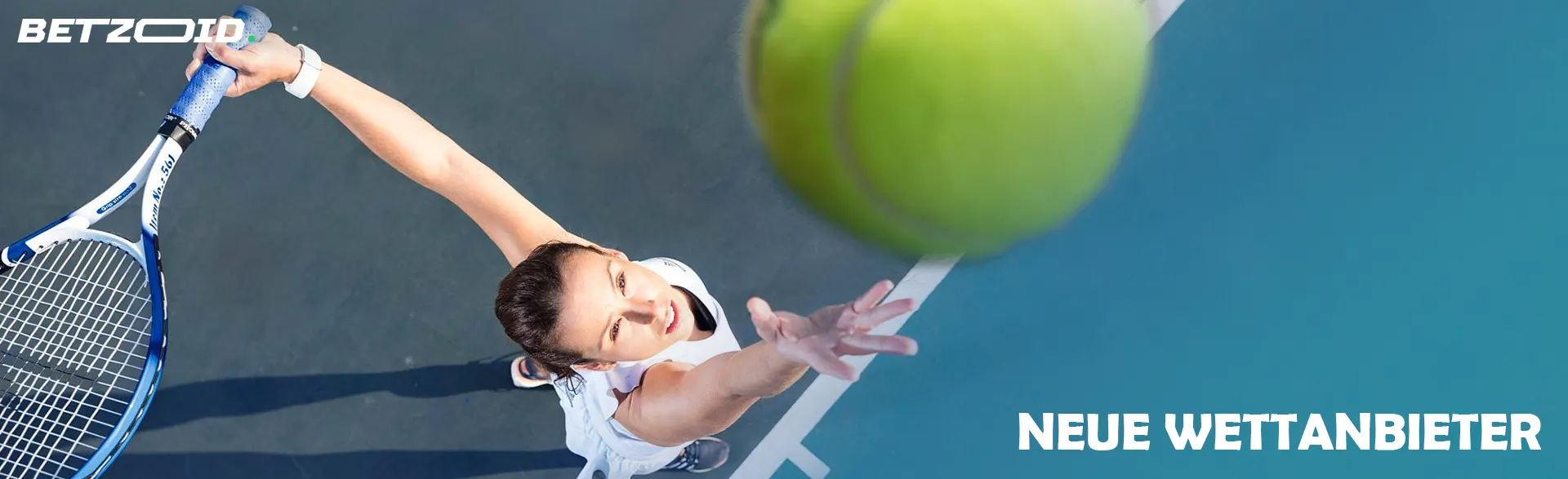 Ein Tennisspieler versucht, den Ball zu schlagen.
