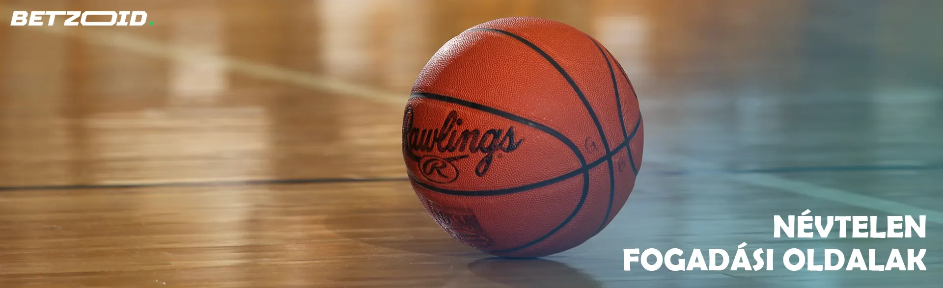 A kosárlabda a padlón fekszik.