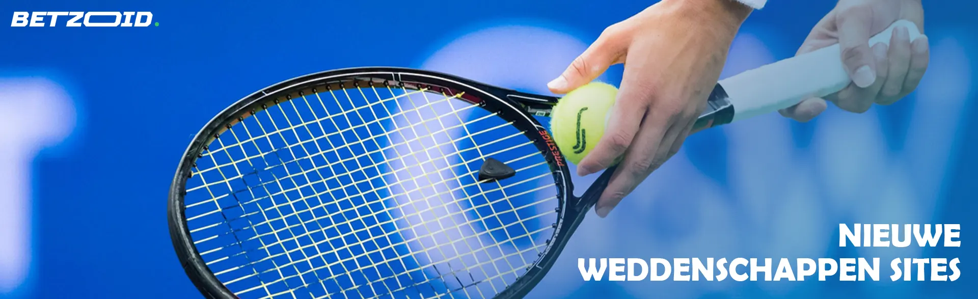 Een tennisser houdt een bal op een tennisracket vast.