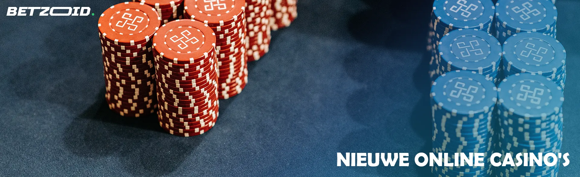 Stapels fiches op een casinotafel.