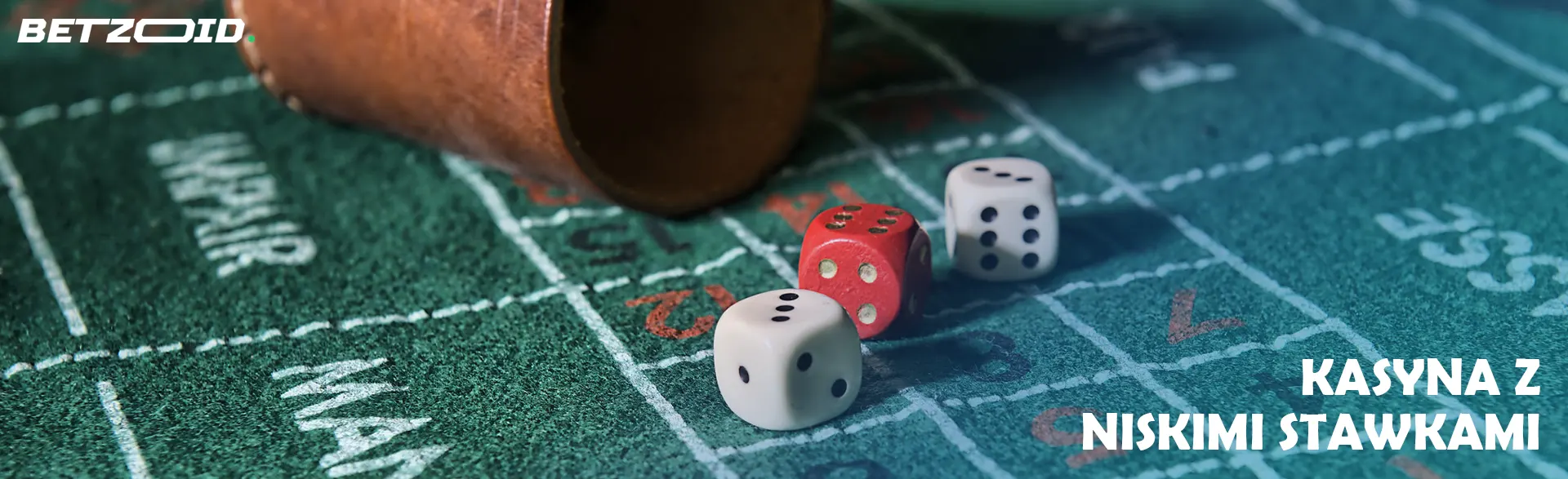 Kostki obok miski do rzucania nimi.