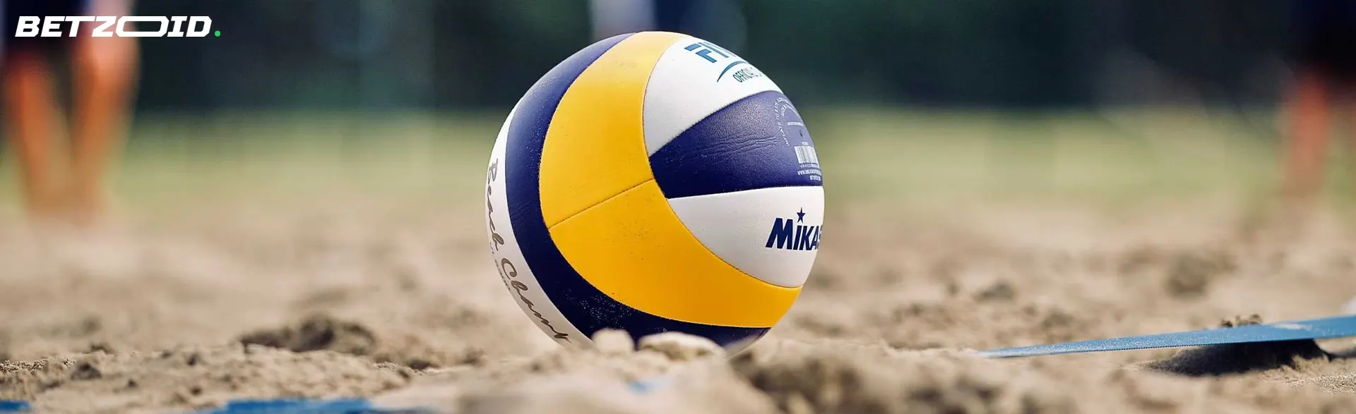 Volejbalový míč na písku.