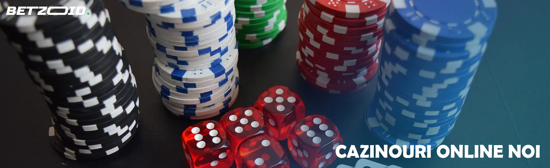 Stive de jetoane lângă cuburi.