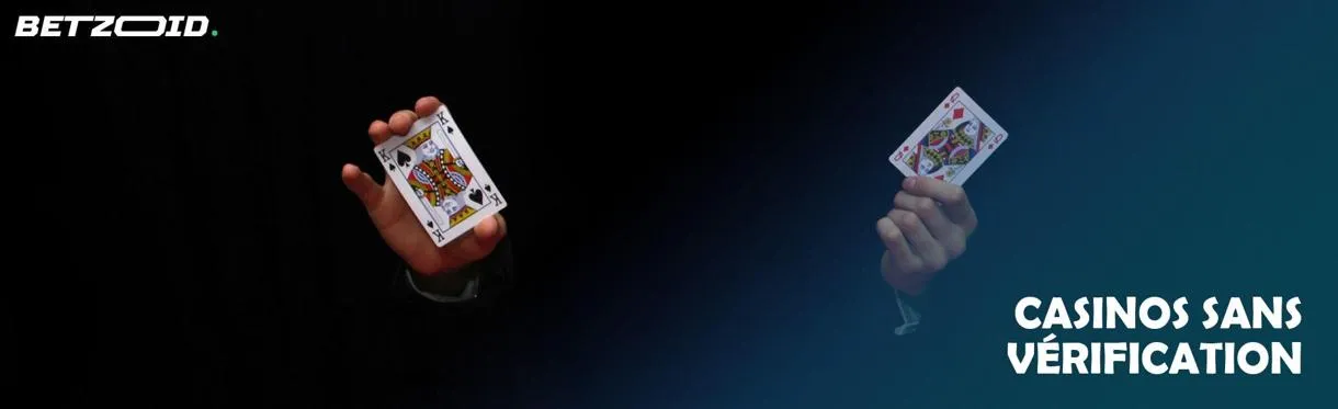 Un homme montre deux cartes sur fond sombre.