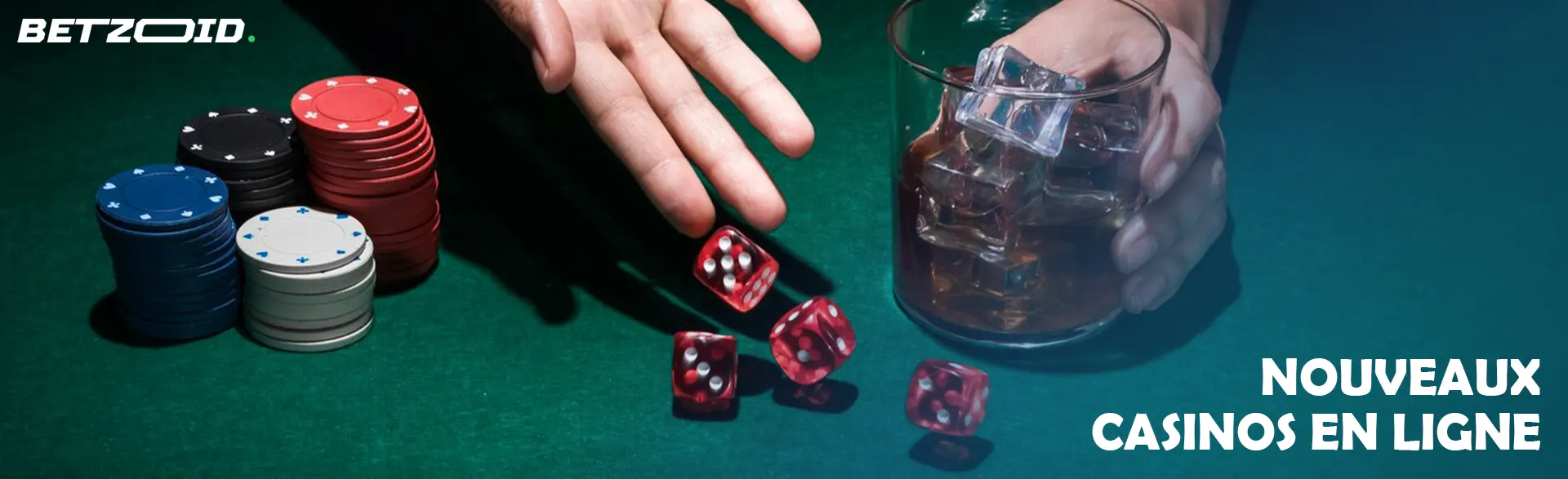 Une personne jette des dés sur une table à côté de chips et d'