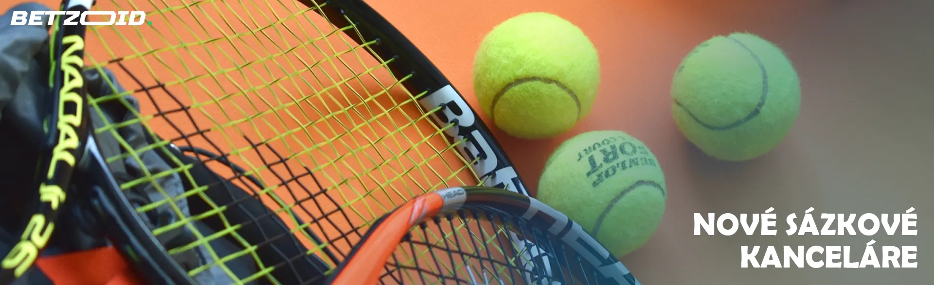 Tenisové míčky a rakety.