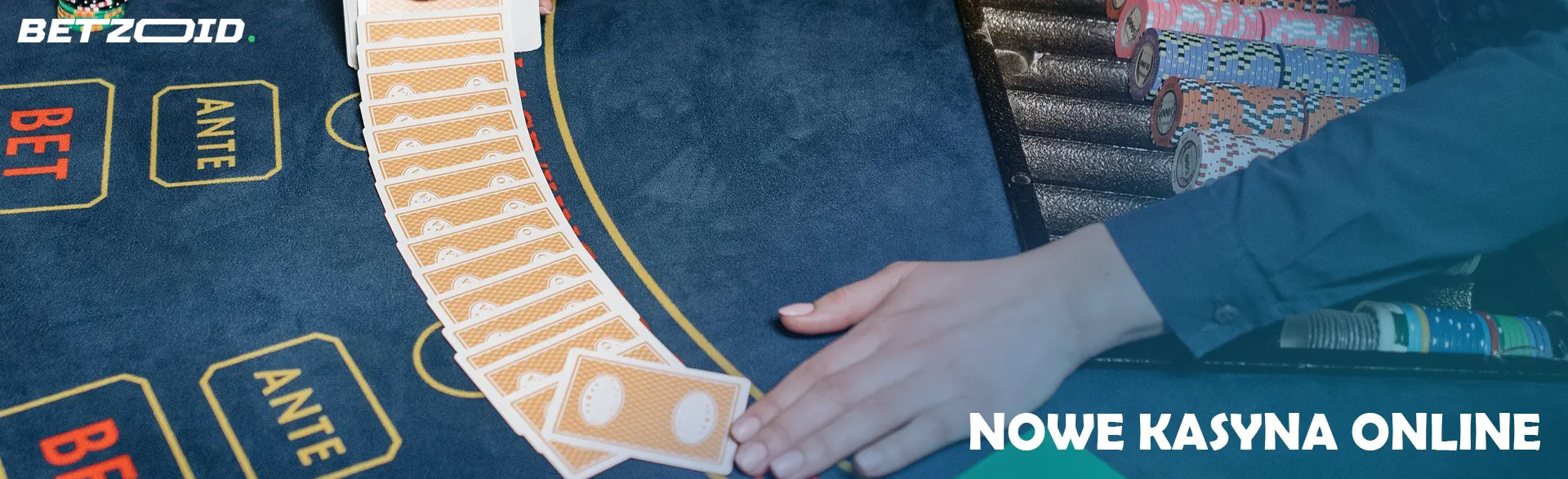 Gracz rozłożył talię kart na stole w kasynie.