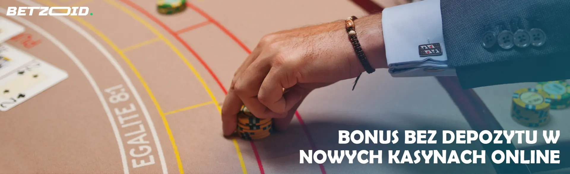 Gracz kładzie żetony na stole w kasynie.