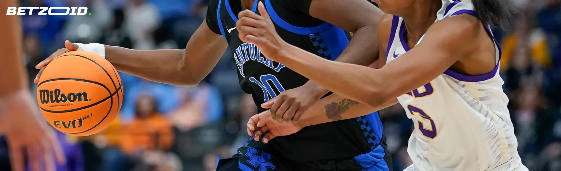 Jogadores de basquete lutam pela bola durante a partida.