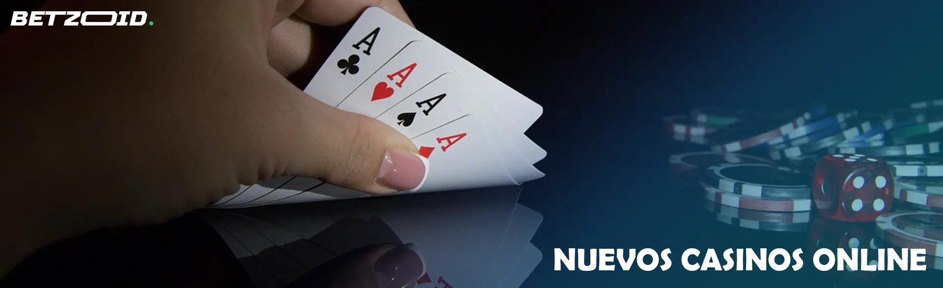 El jugador sostiene las cartas junto a las fichas y los dados del casino.
