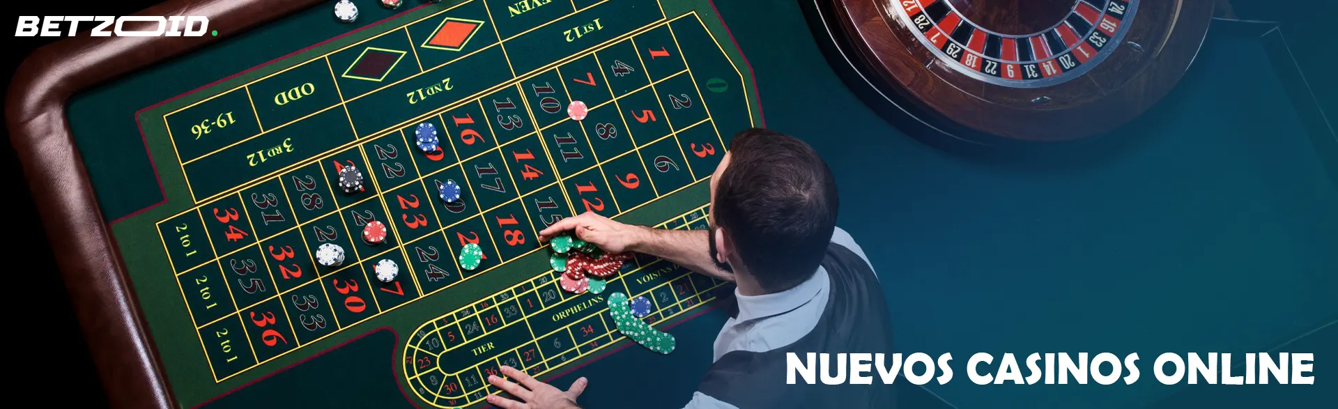 El crupier distribuye las fichas sobre la mesa de la ruleta.