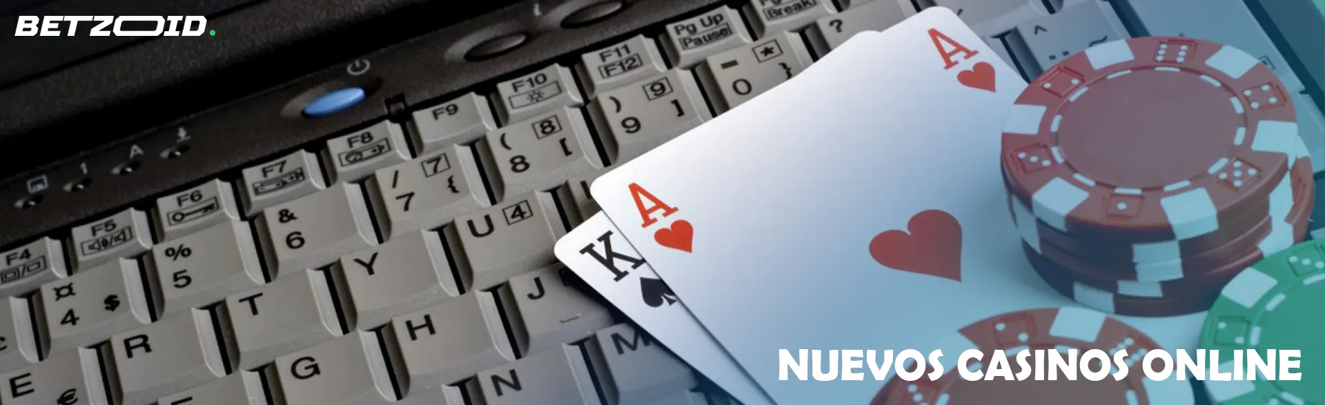Fichas y cartas de póquer cerca del teclado.