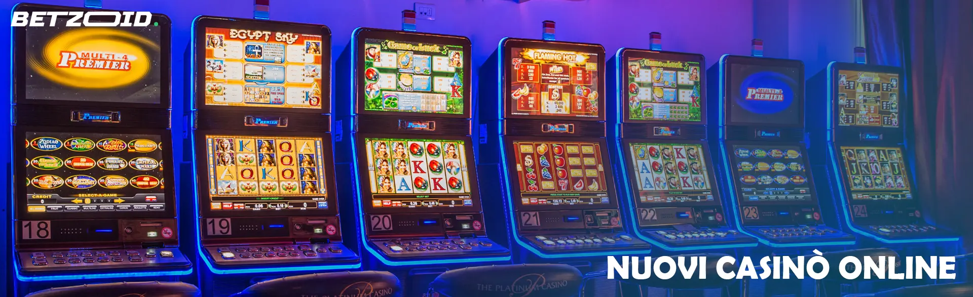 Una fila di slot machine in piena luce.