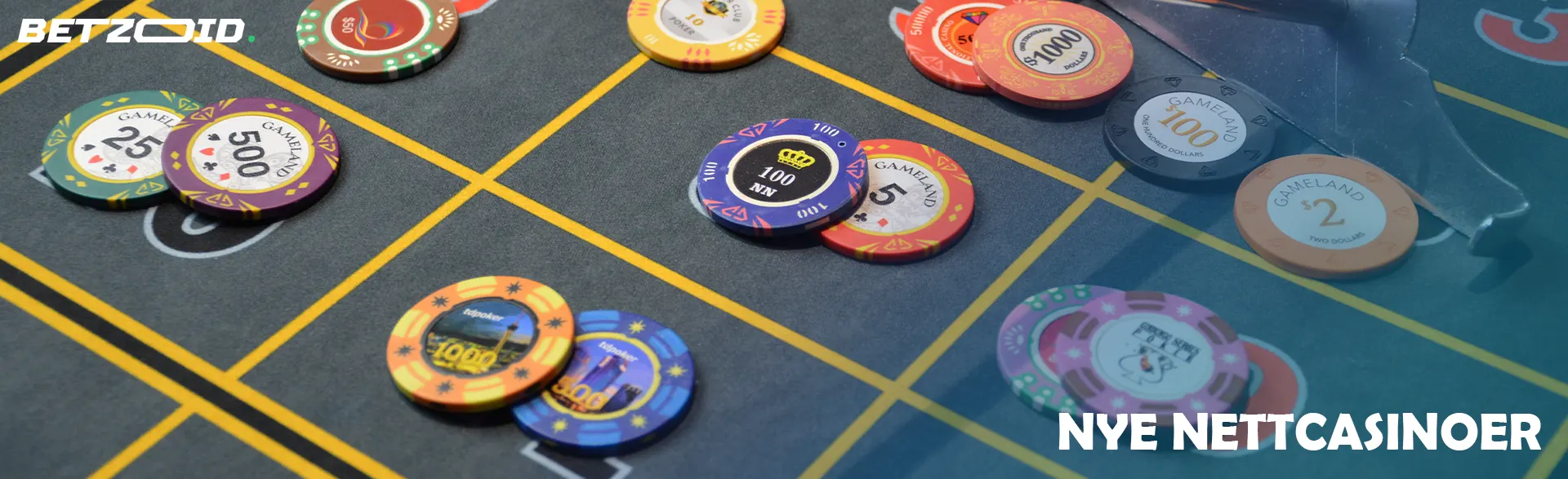 Flerfargede sjetonger på et kasinobord.