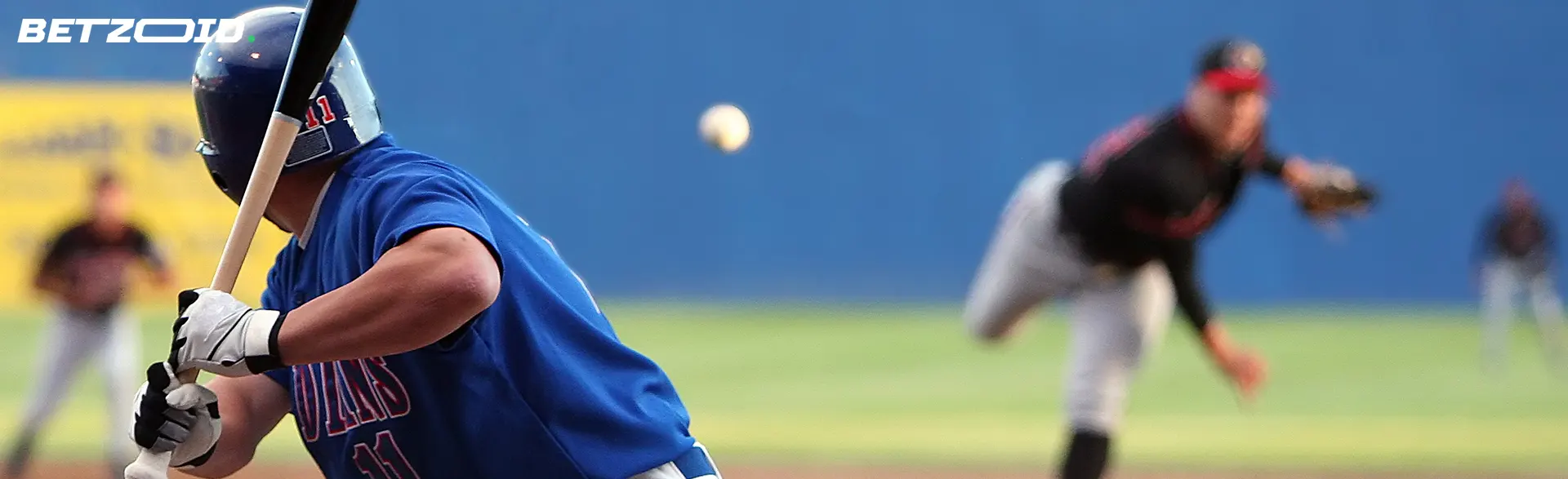 Los jugadores de baloncesto saltan por la pelota con bonos de casas de apuestas.