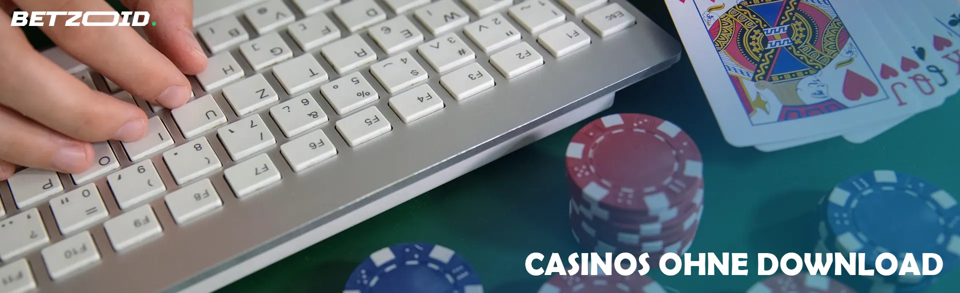 Karten und Chips neben der Tastatur.