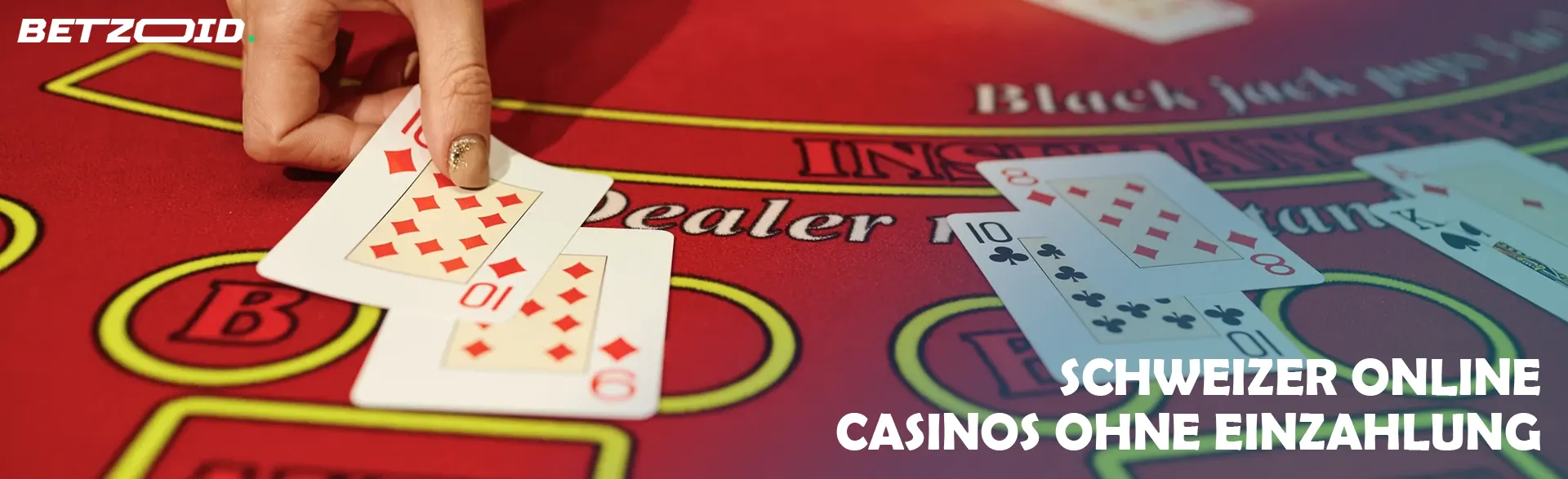 Der Spieler legt Karten auf den Casinotisch.