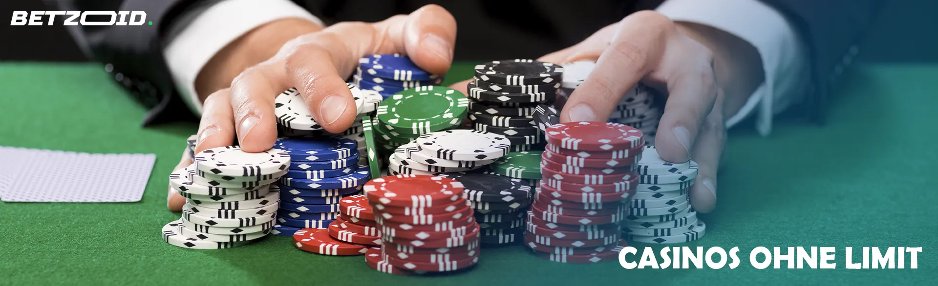 Ein Spieler hält einen Stapel Chips auf einem Casinotisch.