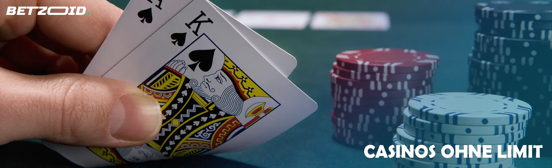 Der Spieler hält Karten mit Casino-Chips.