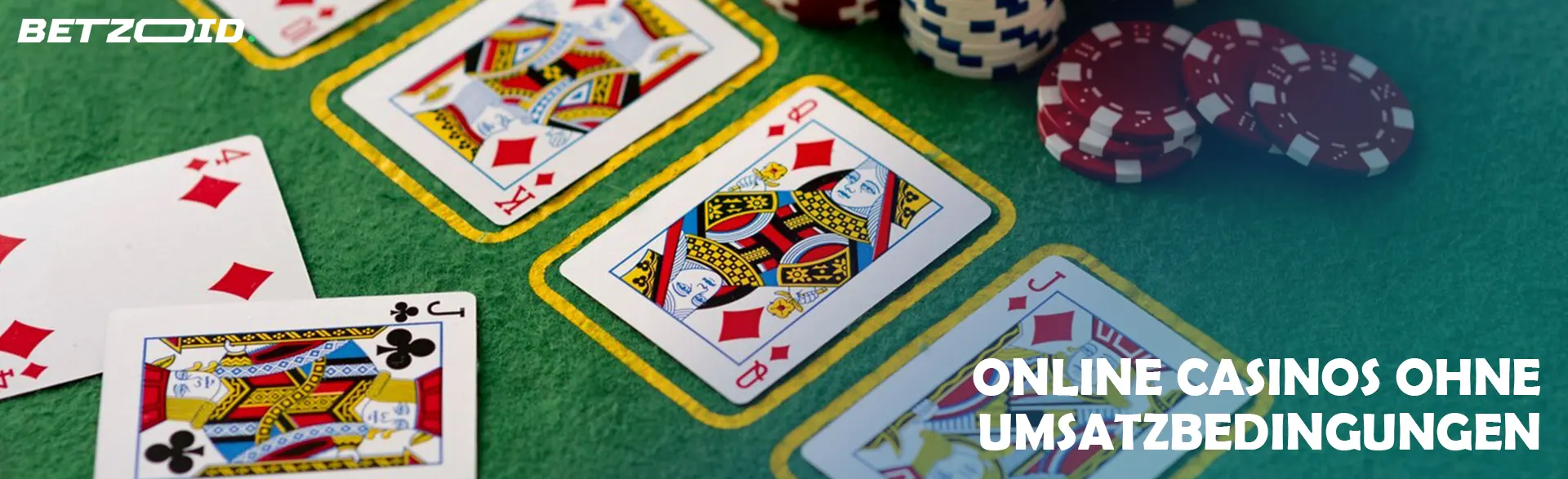 Karten neben Casino-Chips.