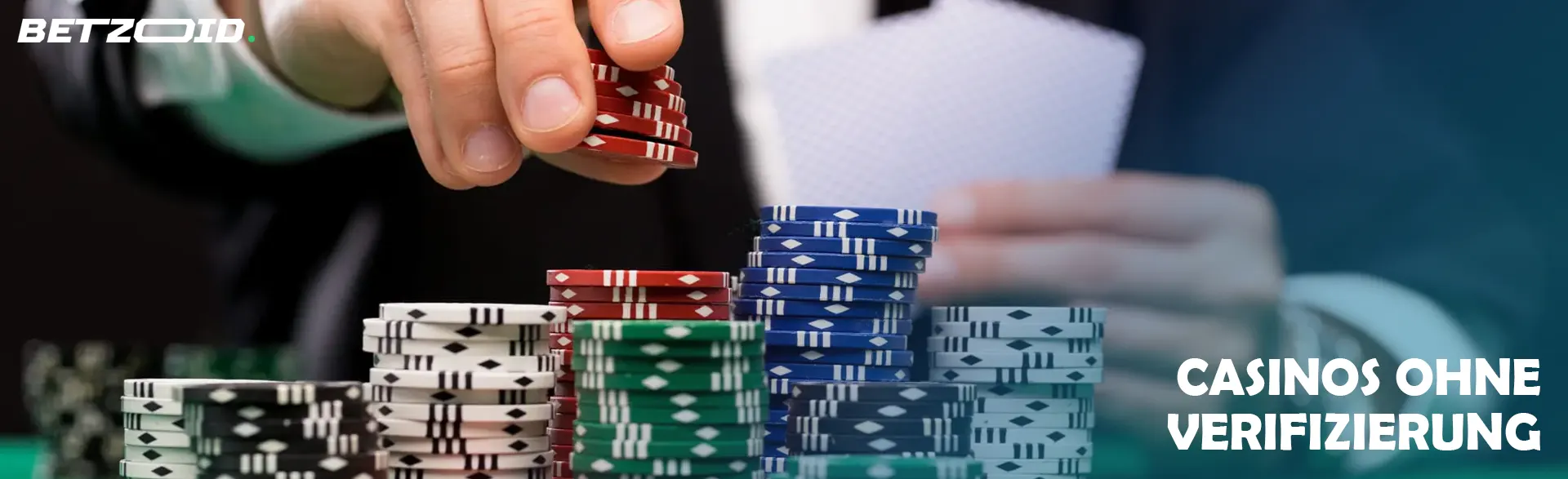 Der Spieler setzt Casino-Chips.