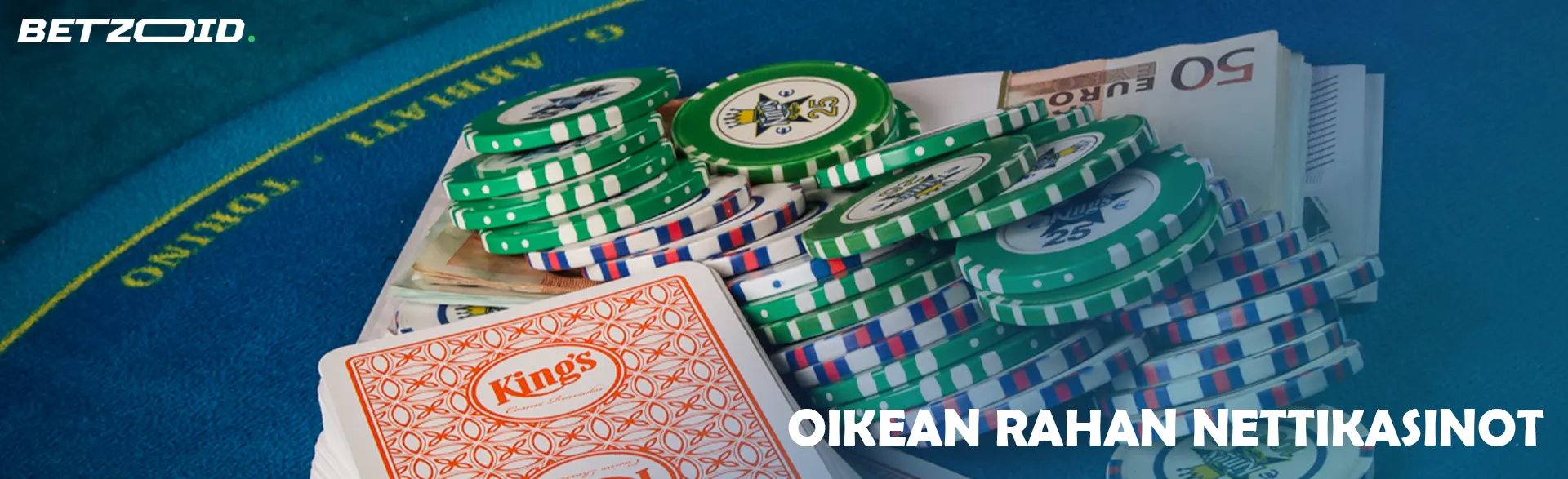 Kasino kortteja, pelimerkkejä ja rahaa kasinopöydällä.