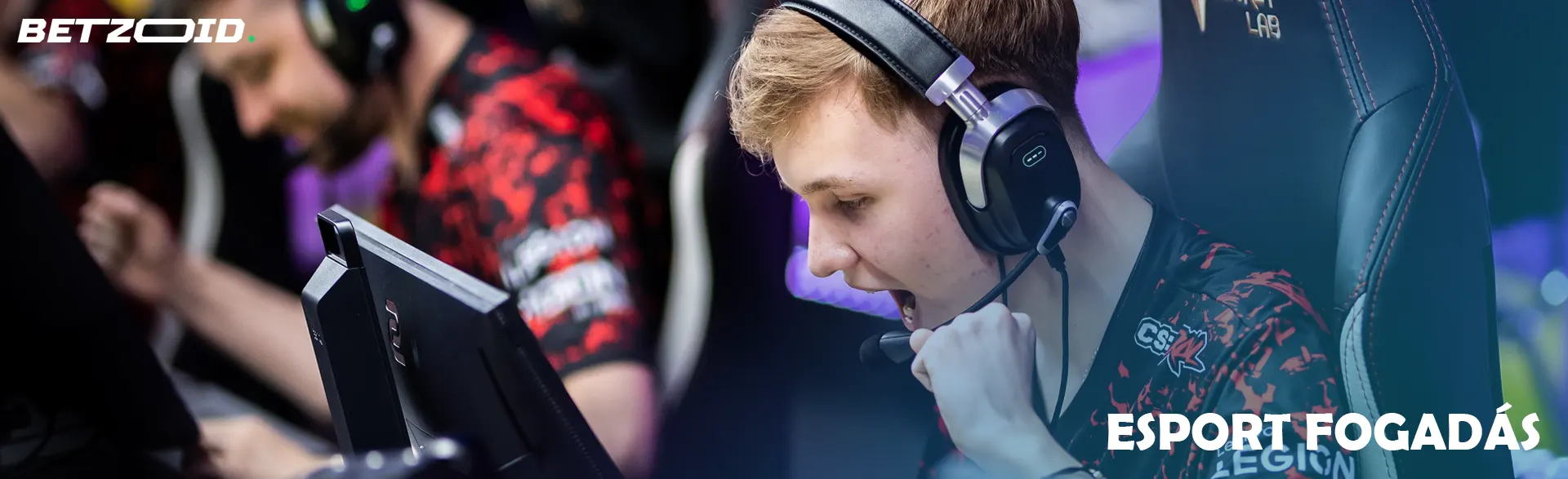 Kibersportolók a számítógépnél.