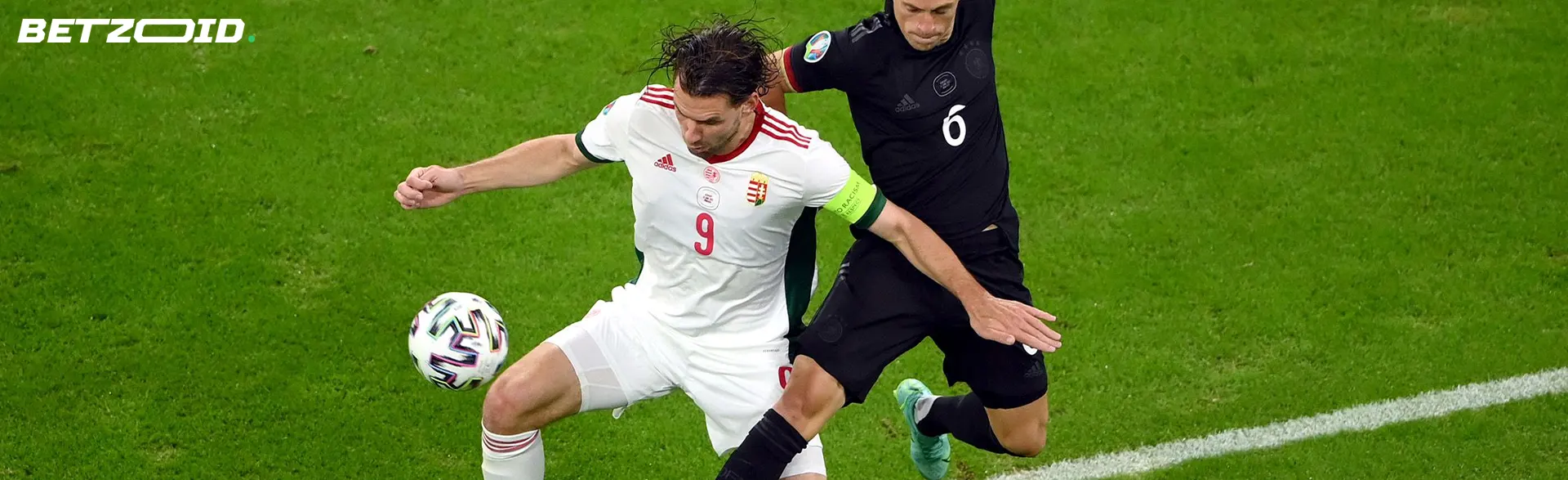 A futballisták a labdáért küzdenek a mérkőzés során.