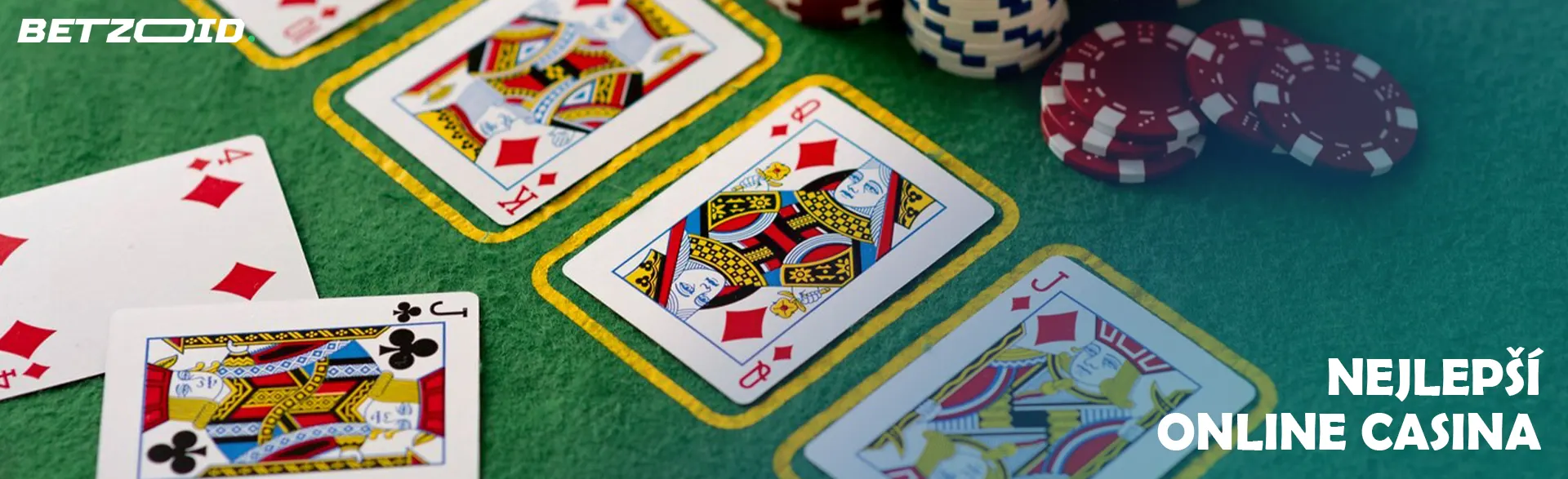 Karty a žetony na stole kasina.