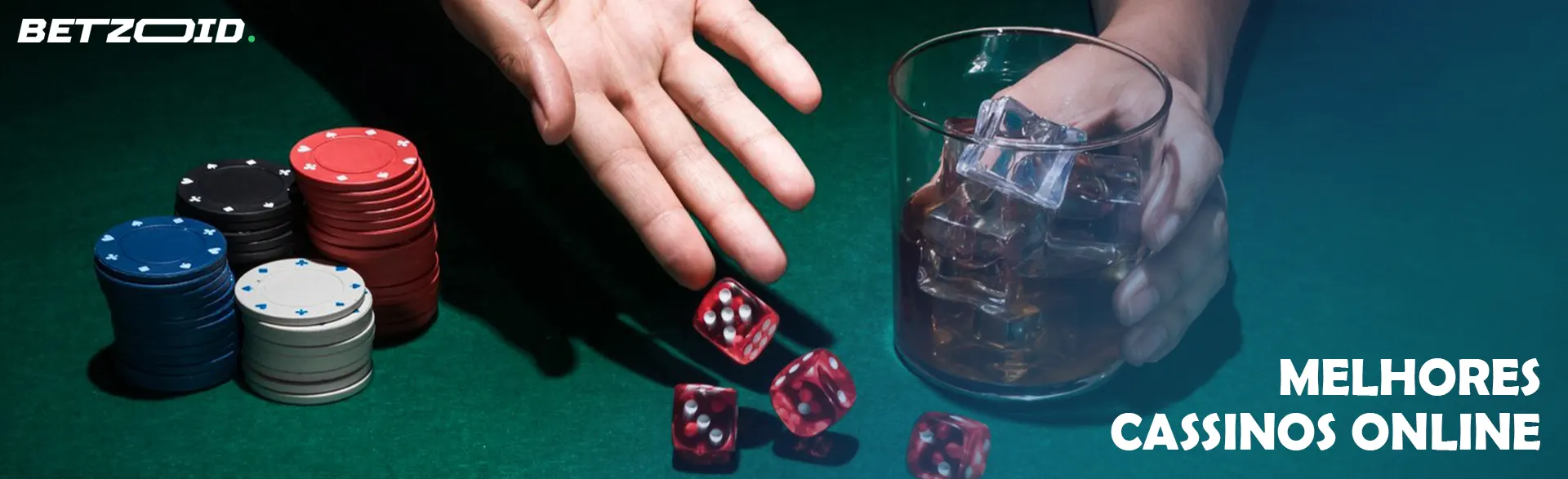 O jogador joga os dados na mesa ao lado das fichas do cassino e da bebida no copo.