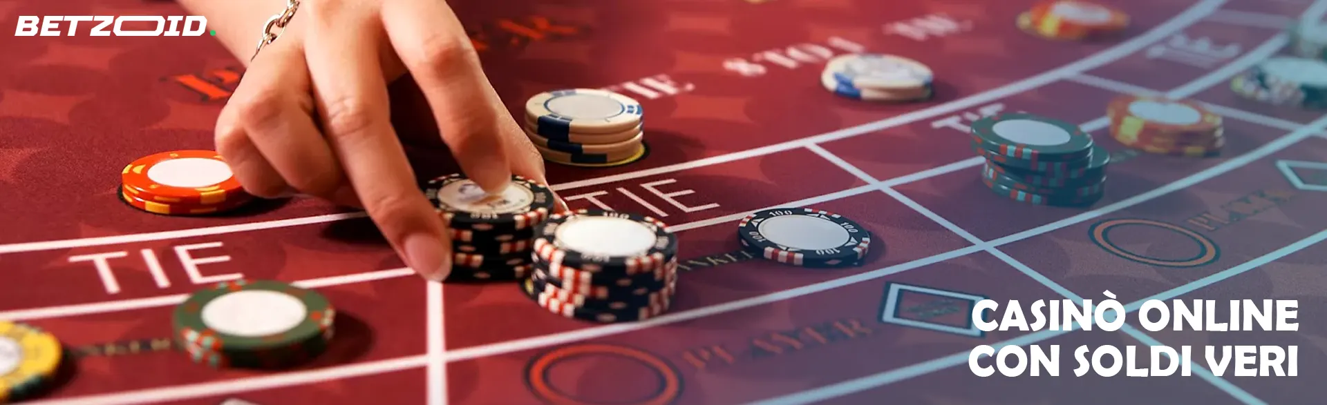 Mano che piazza fiches su tavolo da gioco.