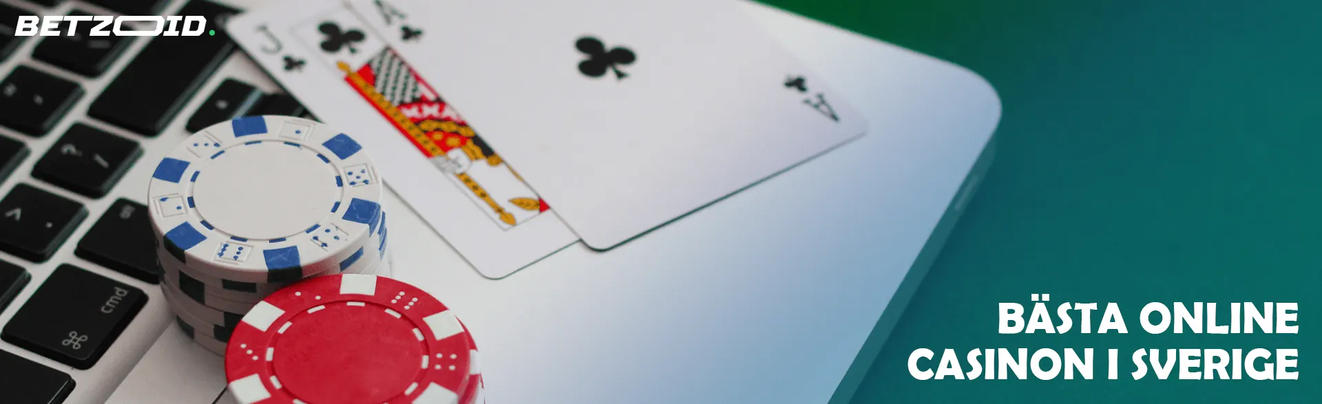 Kort och chips ligger på den bärbara datorn.