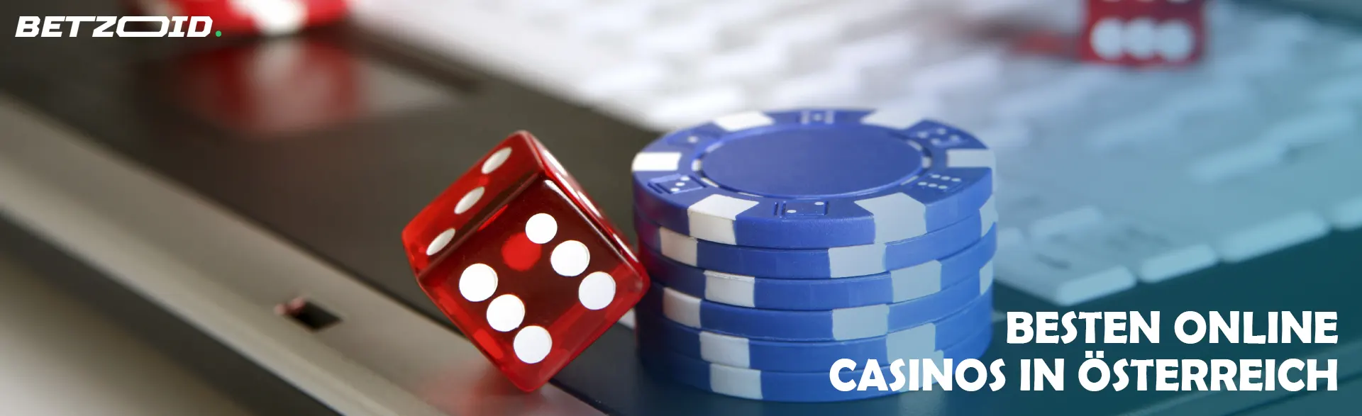 Würfel und Casino-Chips liegen auf einem Laptop.