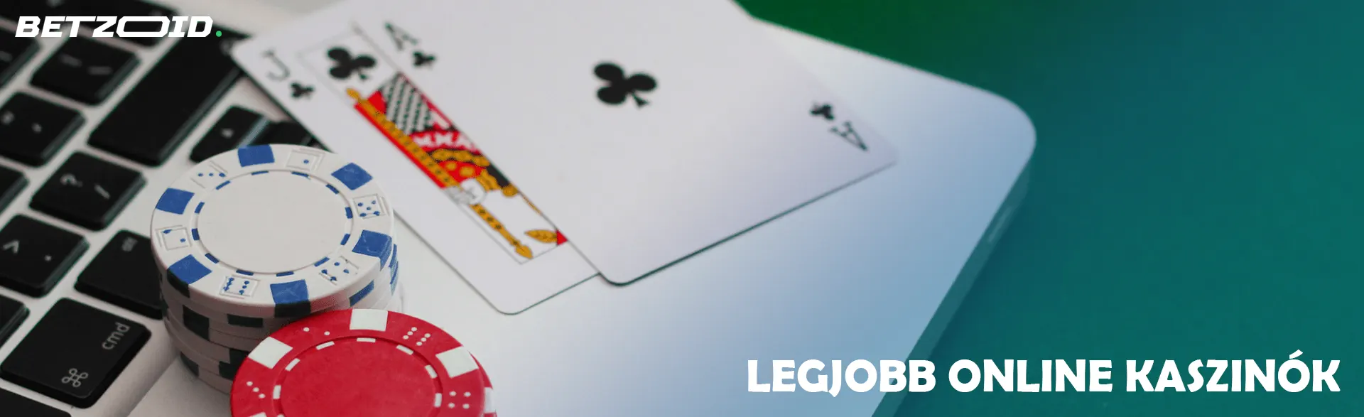 Kaszinókártyák és zsetonok hevernek egy laptopon.