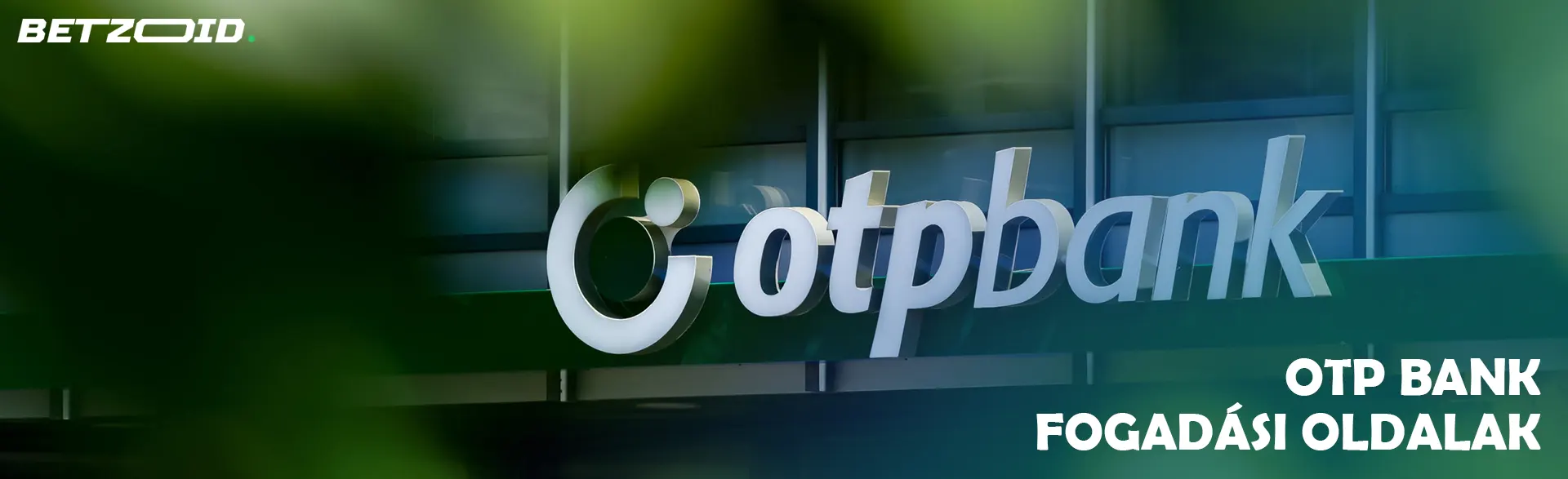 Tábla az OTP Bank épületén.