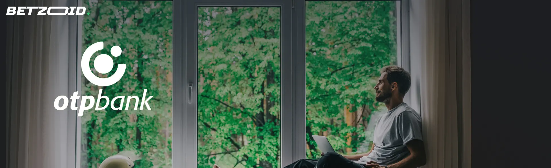 Az OTP Bank logója egy ablaknál ülő férfi hátterén.